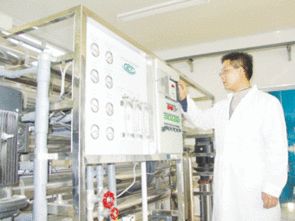 河南油田桐柏山天然礦泉飲料廠 嚴把質量關，守護“瓶”安生活